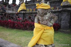 Statue mit Sarong