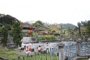 die kleinen Balinesen beim Baden