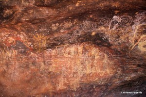 Höhle mit Zeichnungen am Uluru Höhle mit Zeichnungen am Uluru
