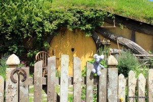Fanta vor einem Hobbit-Heim