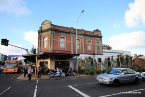 Restaurant und bemalte Hauswand