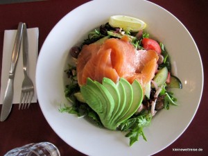 Salat mit Lachs und Avocado in Port Fairy