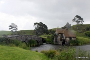 die Mühle und die Brücke bei Regen