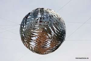 Die Skulptur aus Farnen