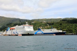 Interislander und Blue Bridge Ferry im Hafen von Picton Interislander und Blue Bridge Ferry im Hafen von Picton