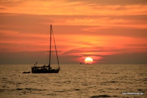 Sonnenuntergang mit Segelboot