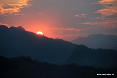 Sonnenuntergang vom Mount Phou Si genossen