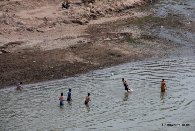 Kopfball im Fluss