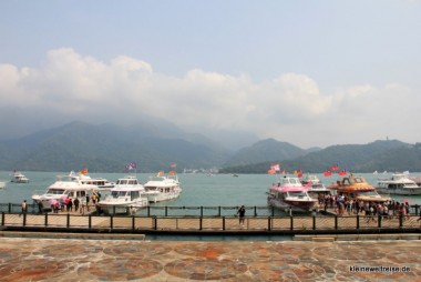 am Ufer des Sonne-Mond-Sees