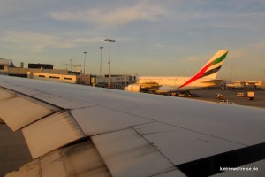 Rollen: A380 über dem Flügel der Boeing 777