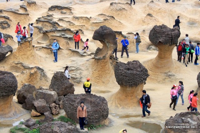 Pilz-Felsen und viele Menschen