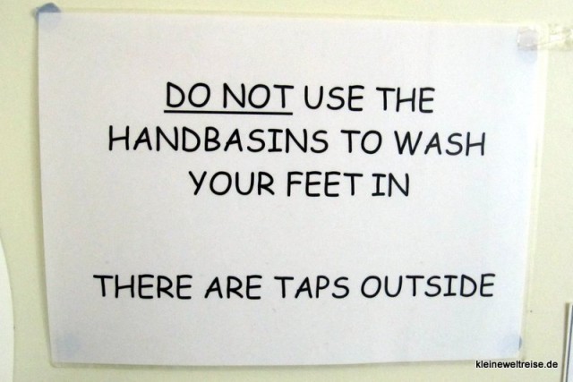 Füße draußen waschen