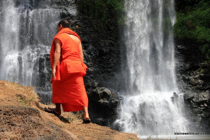 Mönch vor Wasserfall